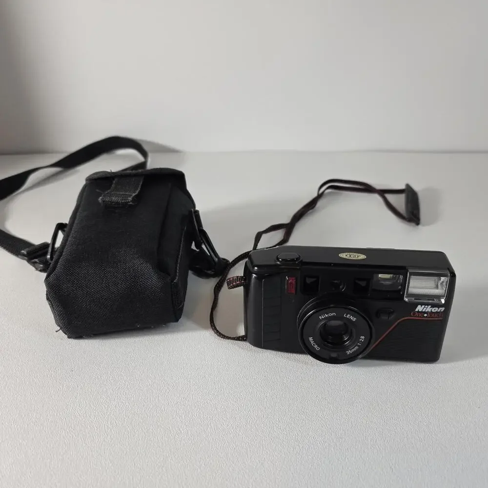 Nikon One Touch Point & Shoot 35 mm Film Camera 1:2.8 Flash W/Case Tested